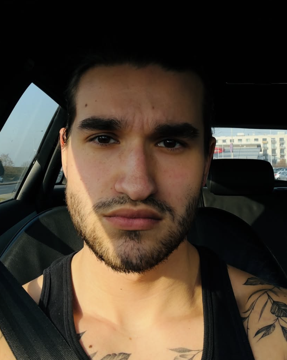 Současný já s tetováními