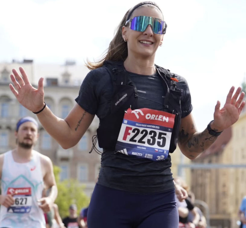 Žena běžící maraton s číslem 22235