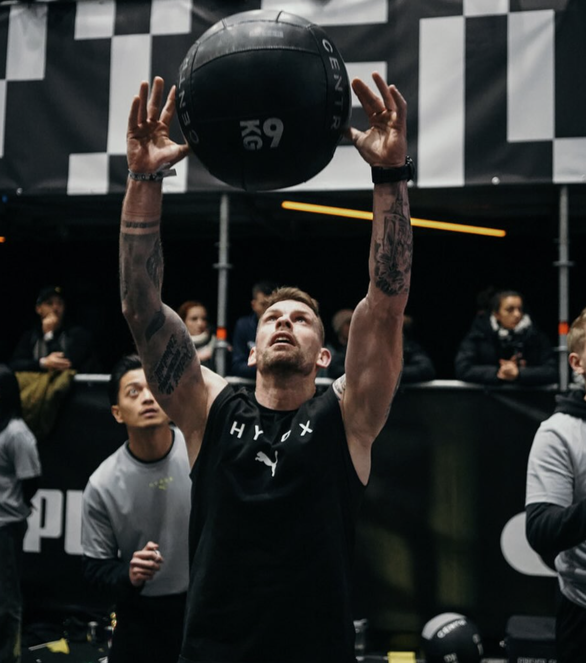 Muž s tetováními při intenzivním tréninku