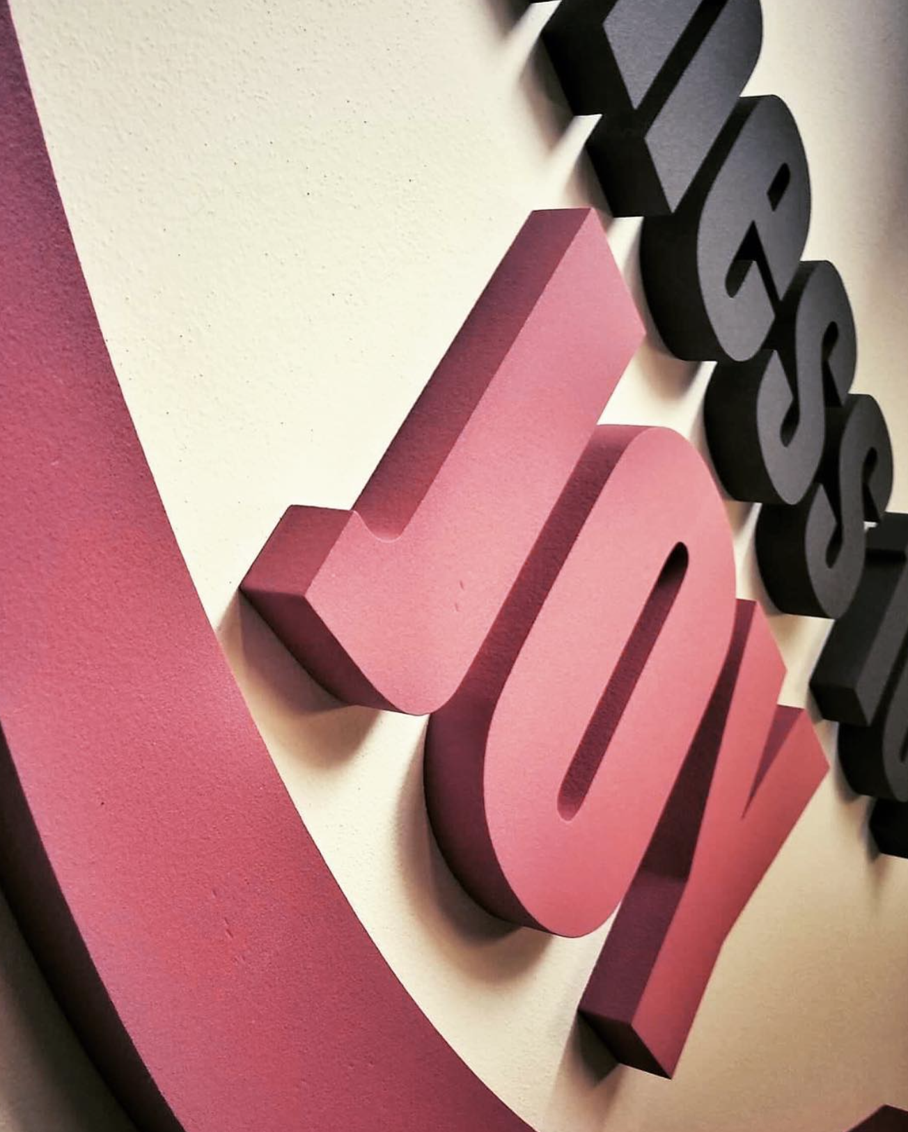 JOY logo na zdi studia