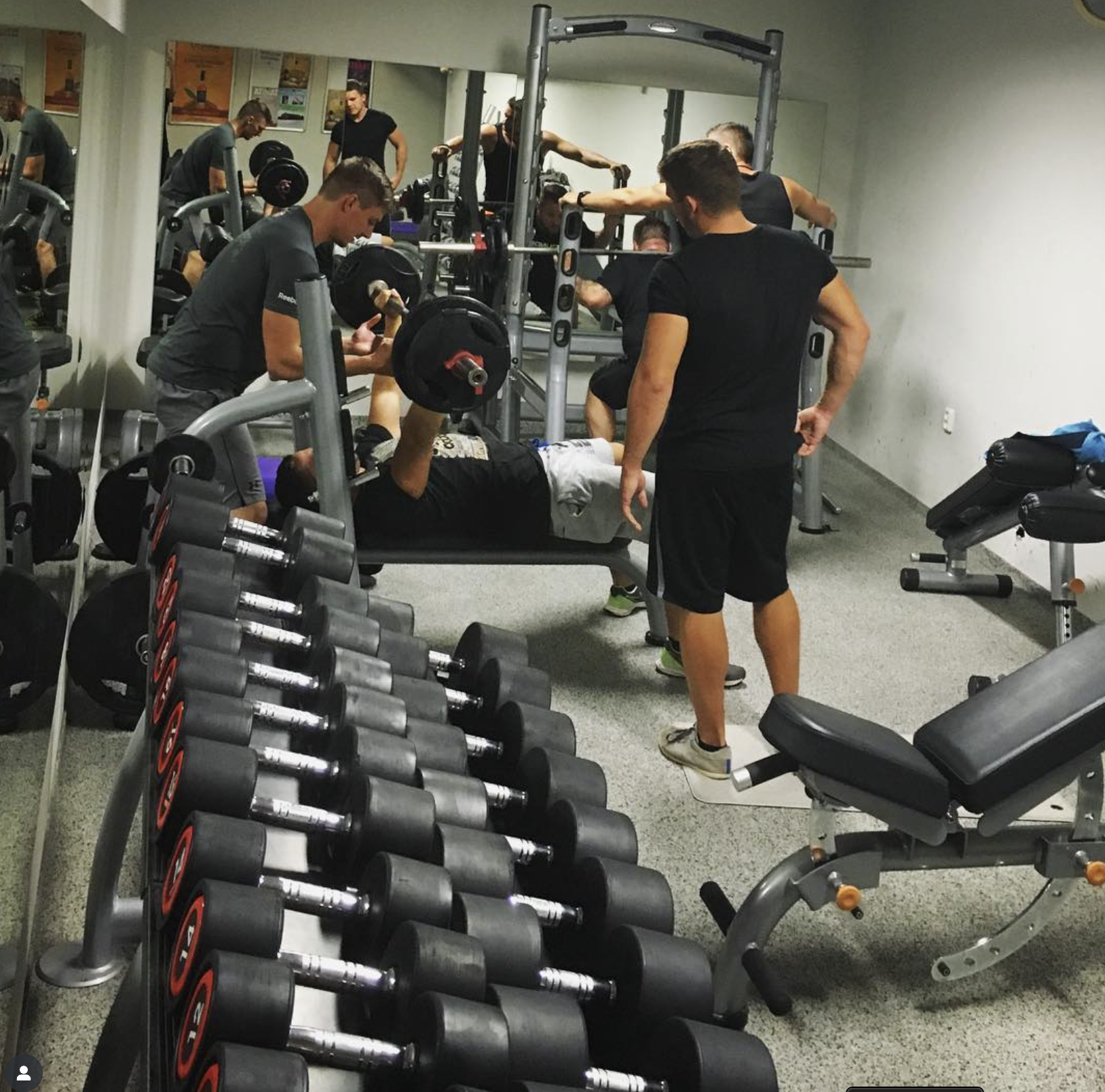 Trénink v posilovně s činkami