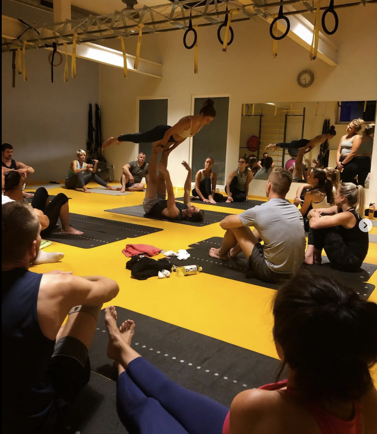 Akrobatická jóga v kruhu