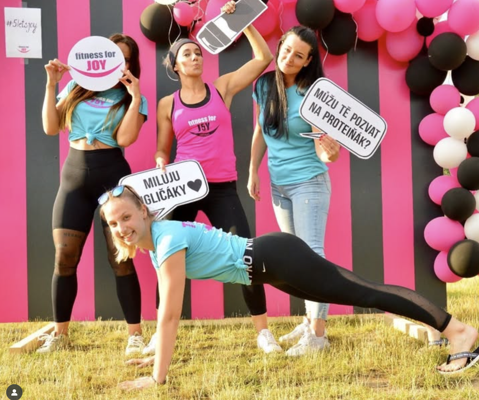 Venkovní fitness akce s balónky