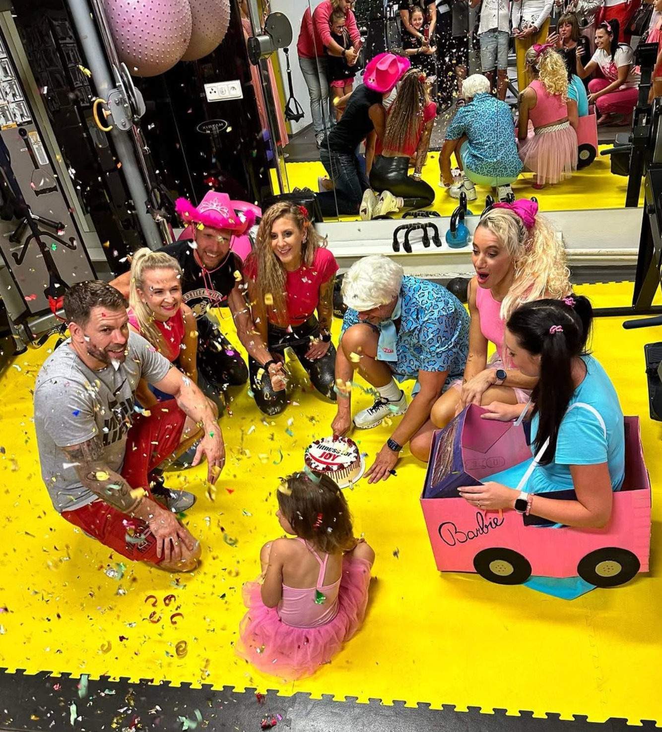 Oslava s dortem, konfetami a barevnými kostýmy