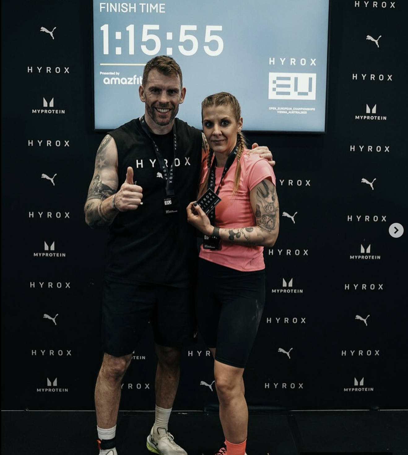 Dva atleti s medailemi po dokončení fitness závodu